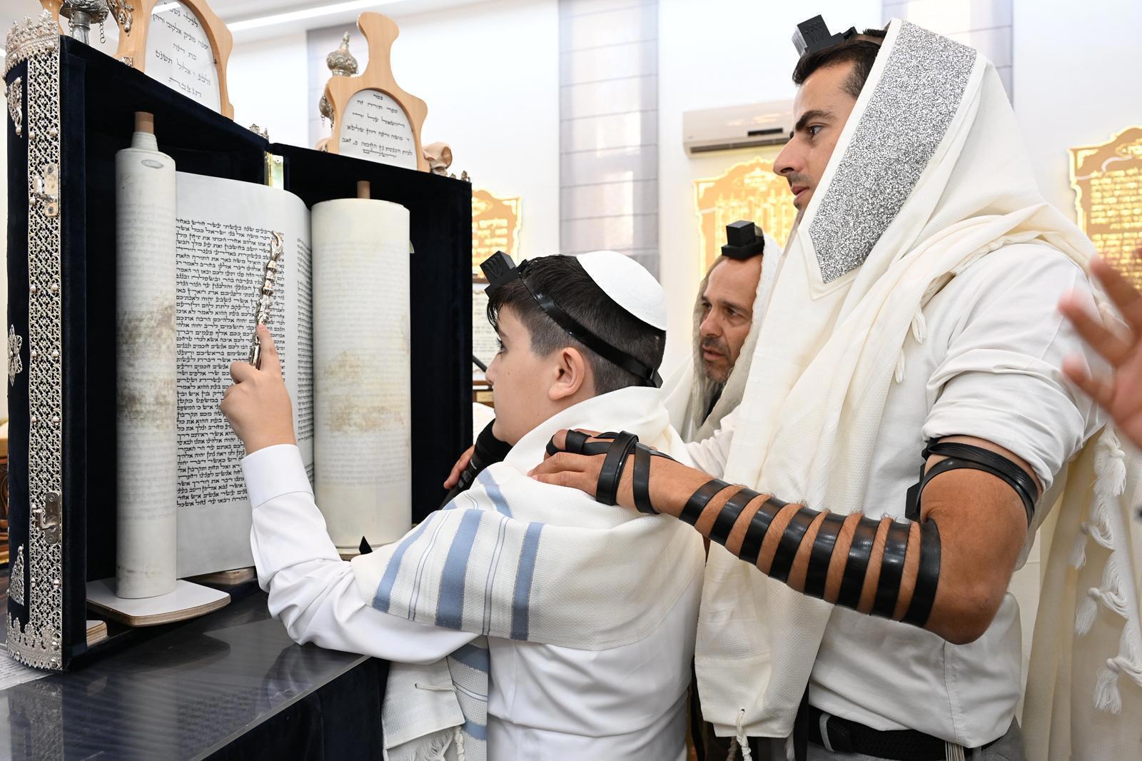 אחיה קובי הזמר החזן והפייטן 